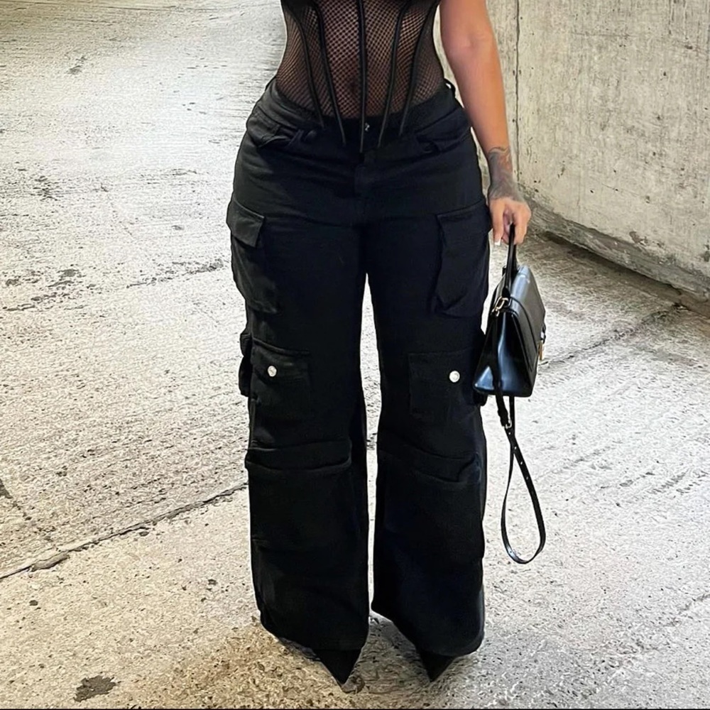 BIN#3 - FASHION NOVA Women’s size 1 Black Cargo Jeans